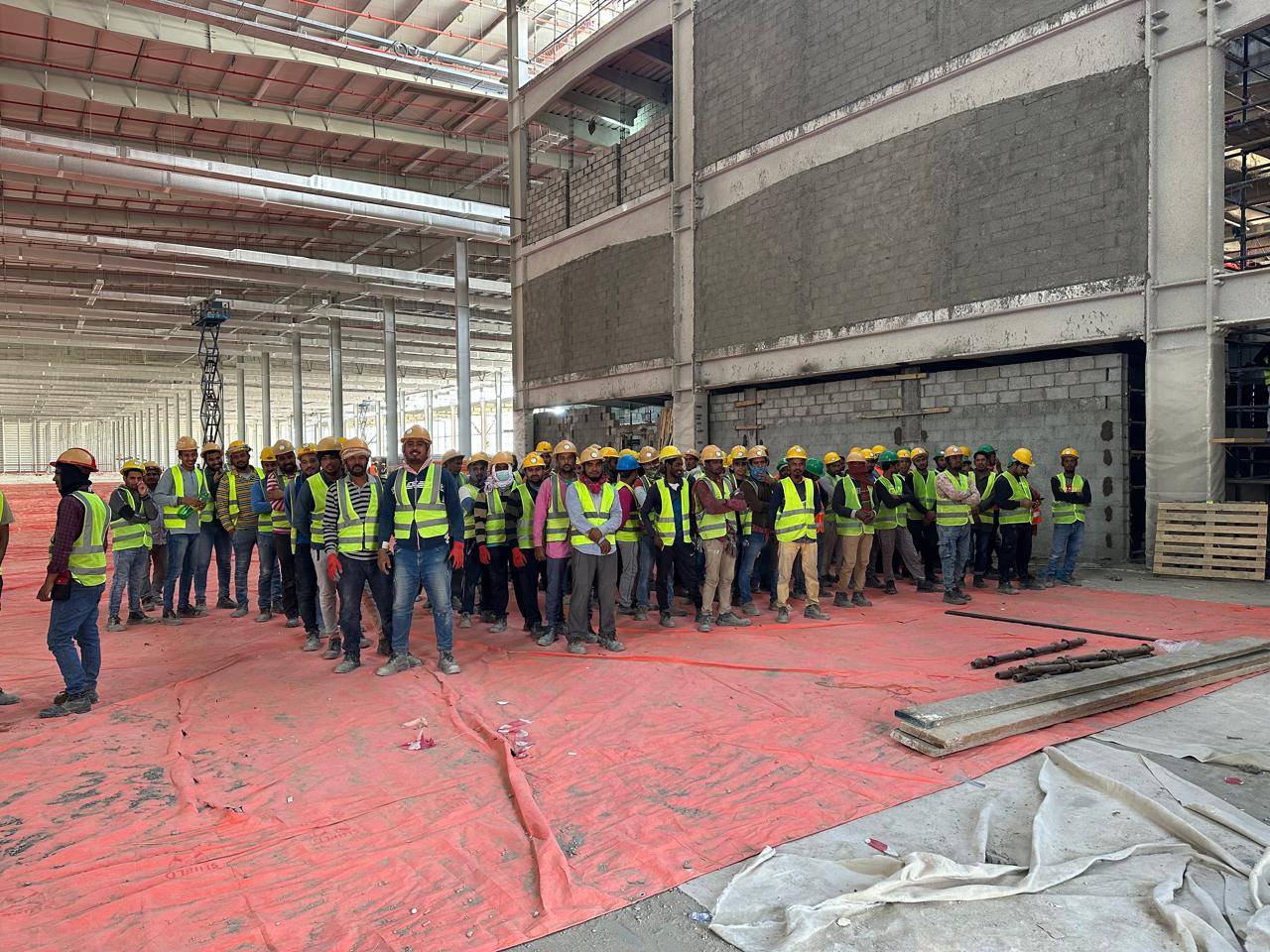 Site supervisor briefing labor crew